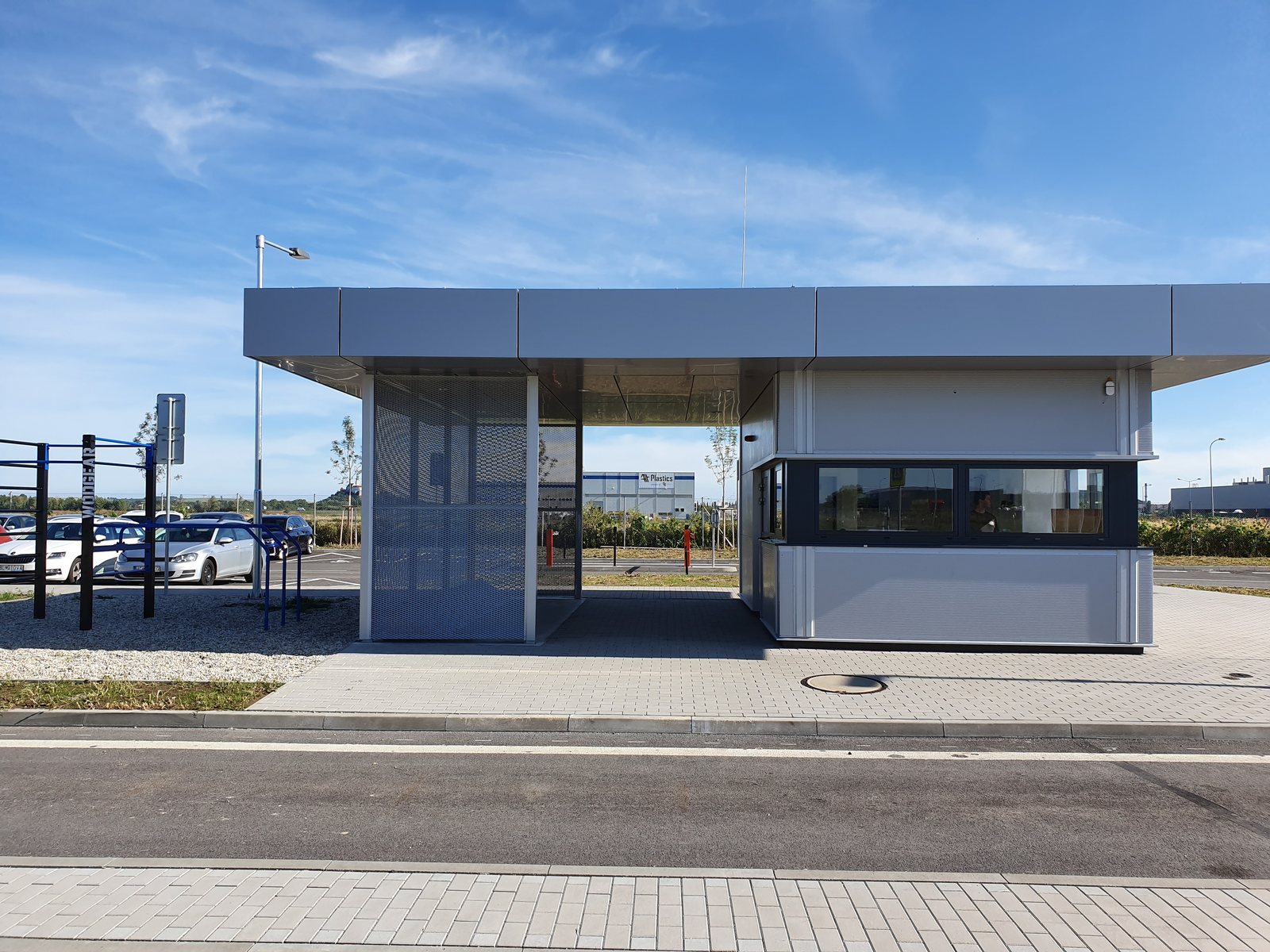TAKENAKA – G-tekt – Nitra – montáž obvodového opláštenia shot 1