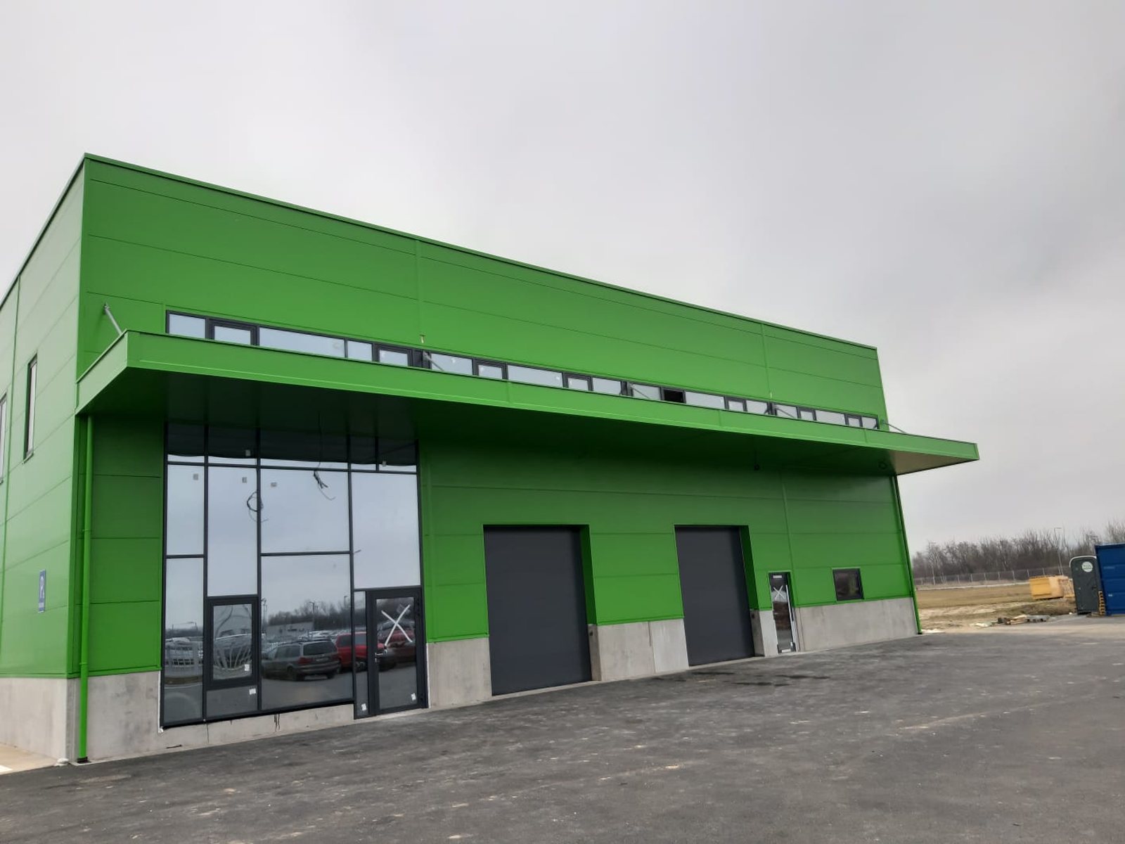 Trilaug – Unotech – Trenčín – montáž obvodového opláštenia a hydroizolácia strechy shot 2