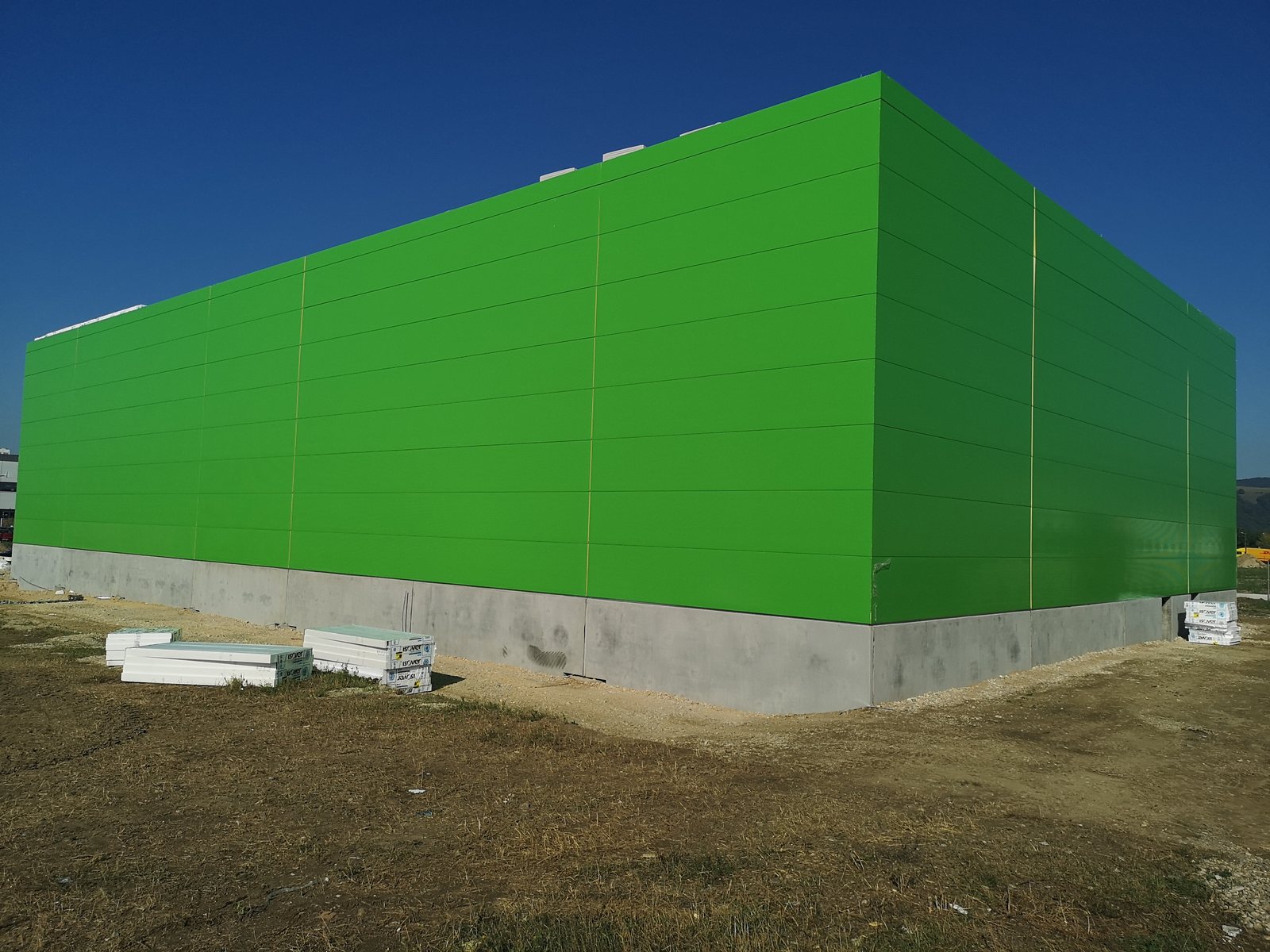 Trilaug – Unotech – Trenčín – montáž obvodového opláštenia a hydroizolácia strechy shot 3